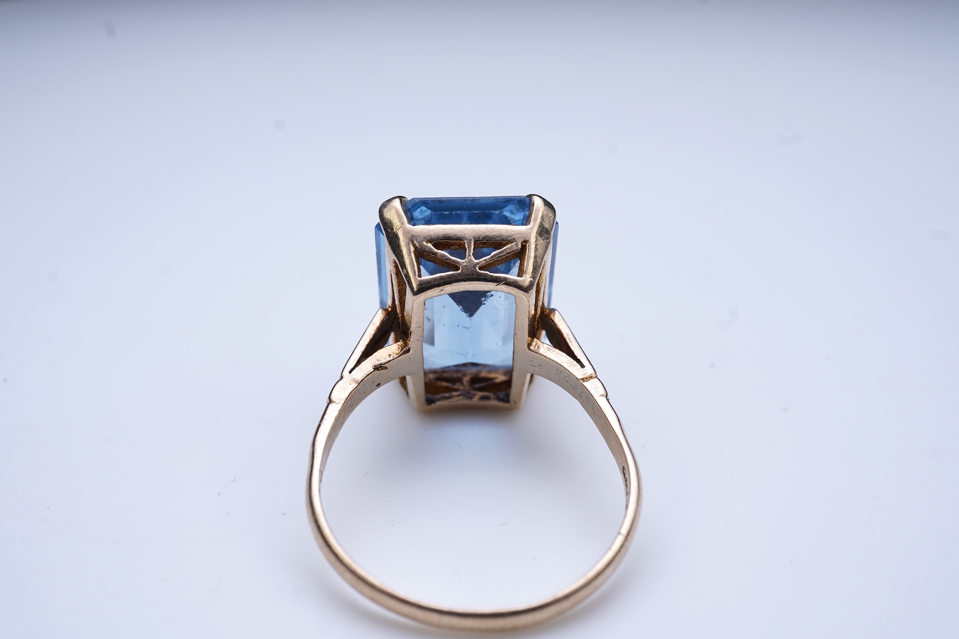 A synthetic blue spinel ring